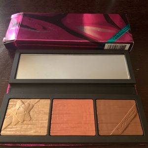 MAC 
Shiny Pretty Things Face Compact
Medium Deep